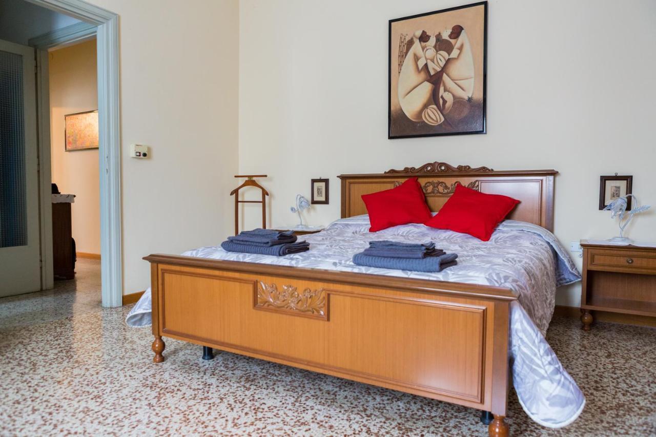 Ferienwohnung A Pochi Passi Dal Centro E Dall'Ospedale Di Parma Exterior foto